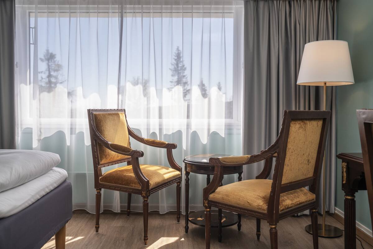 standard twin room, non smoking | premium bedding, pillow-top beds, desk, blackout curtains