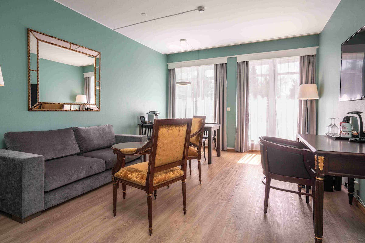 Business Room, Non Smoking | Premium bedding, pillowtop beds, desk, blackout drapes