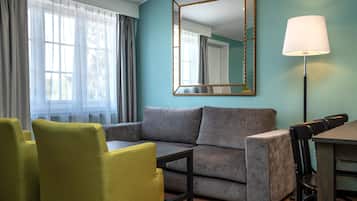 Ropa de cama de alta calidad, colchones con pillow-top y escritorio