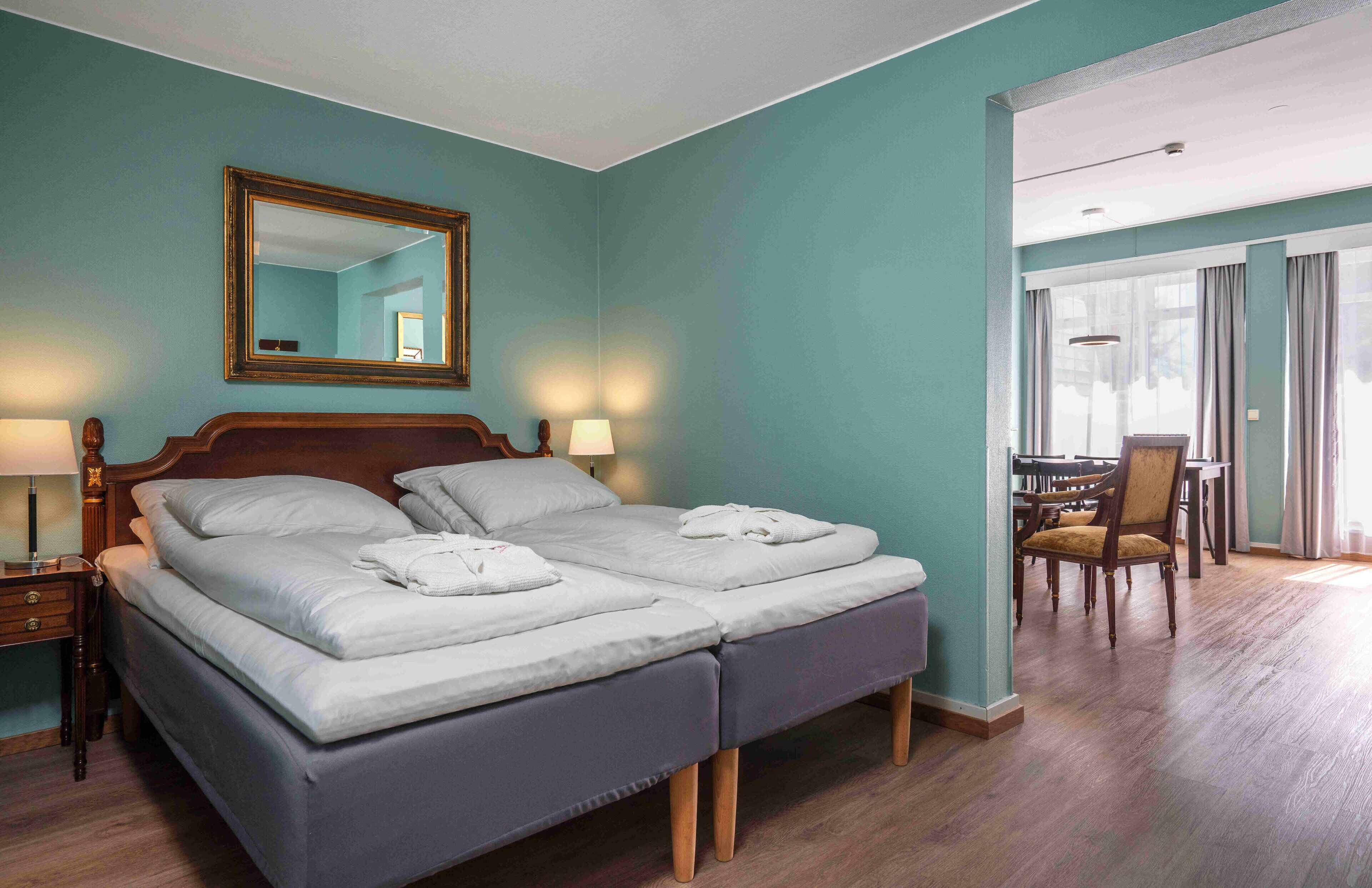 Literie de qualité supérieure, surmatelas, bureau, rideaux occultants