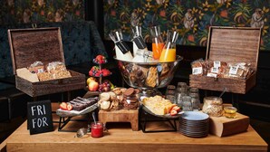 A breakfast buffet with various food items and beverages. - Thon Hotel Hallingdal (Al)
