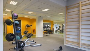 A gym with exercise equipment, a weight rack, and treadmills. - Thon Hotel Hallingdal (Al)