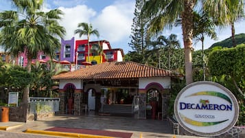 Un edificio colorido con un cartel que dice "Decameron Los Cocos".