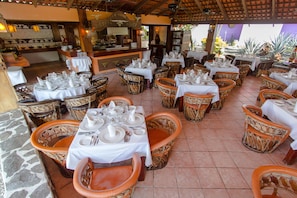 Petit déjeuner, déjeuner et dîner servis sur place