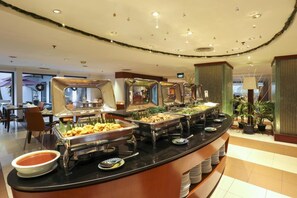 Breakfast, lunch, dinner served; international cuisine - AP Premier Batam (Batam)