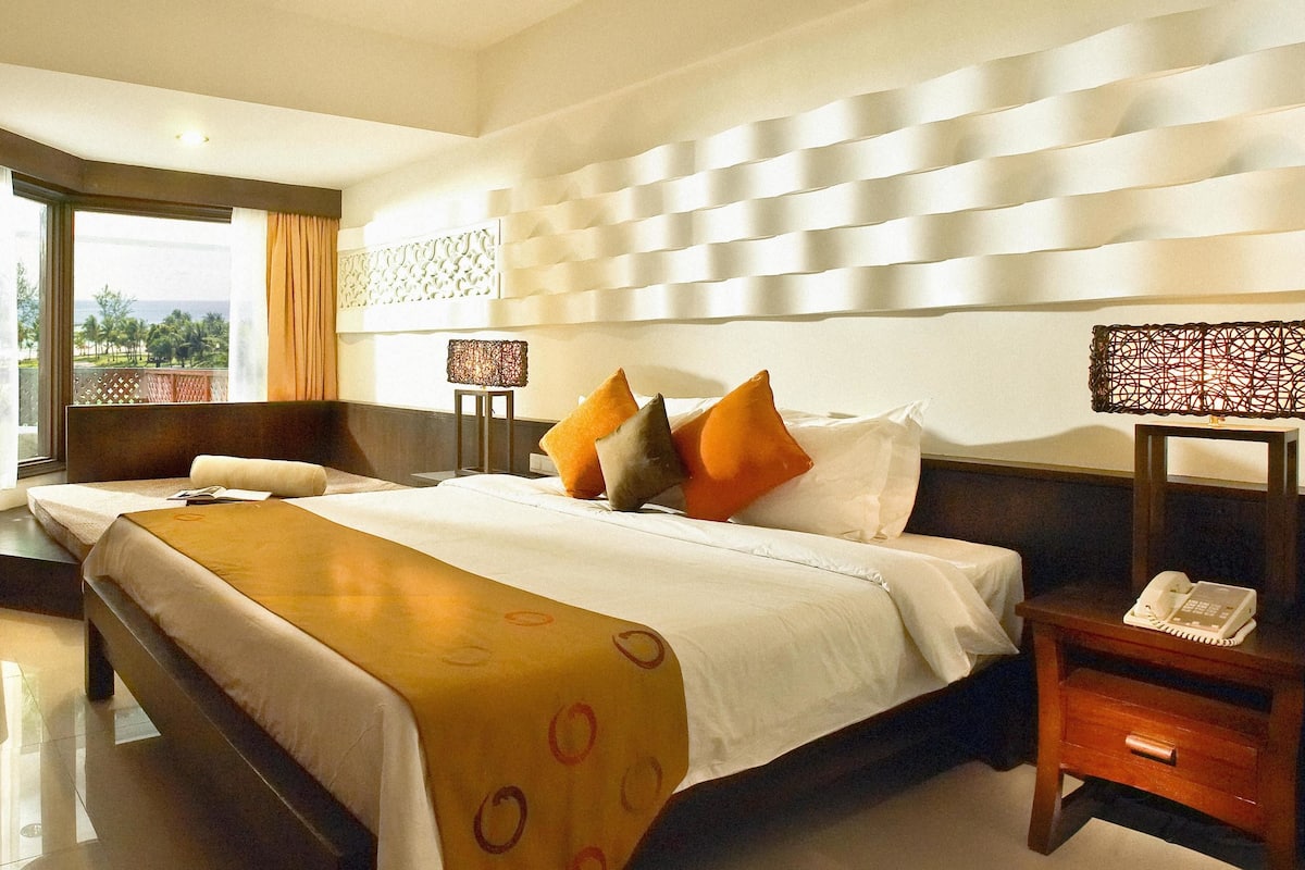 Minibar, in-room safe, desk, iron/ironing board