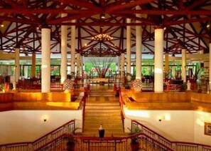 5 restaurants, breakfast, lunch, dinner served; international cuisine