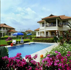 Minibar, Zimmersafe, Schreibtisch, Verdunkelungsvorhänge