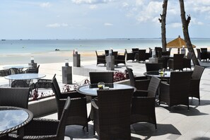 5 restaurants, breakfast, lunch, dinner served; international cuisine