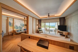 Minibar, caja de seguridad en la habitación y escritorio 