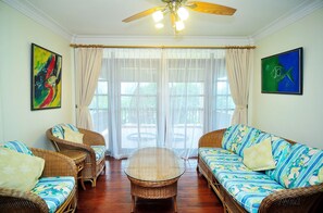 Minibar, caja fuerte, escritorio y cortinas opacas