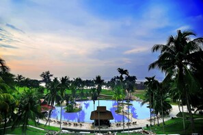 2 outdoor pools - Mövenpick Resort & Spa Bintan Lagoon (Bintan)