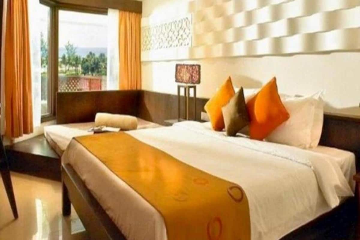 Minibar, in-room safe, desk, iron/ironing board