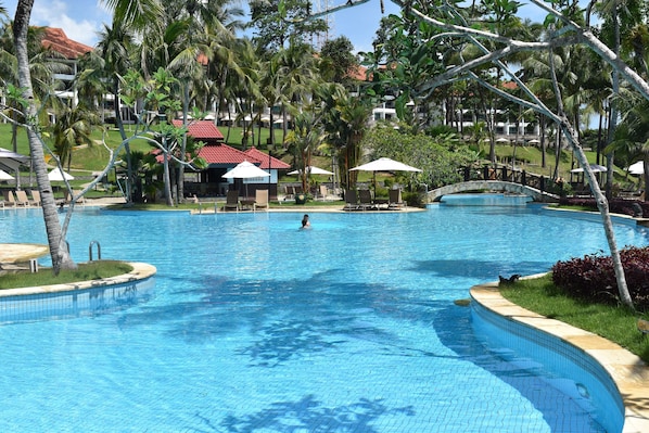 2 piscines extérieures