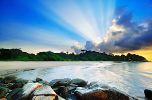 Playa privada, playa de arena blanca, camastros y sombrillas 