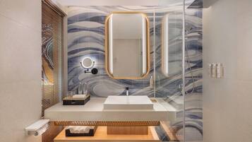 Chambre Premium, 1 très grand lit, terrasse, vue océan | Salle de bain | Douche, douche à « effet pluie », articles de toilette gratuits