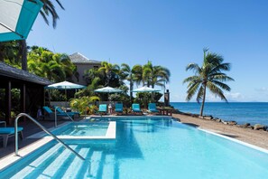 Piscine extérieure, chaises longues