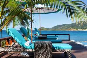 Piscine extérieure, chaises longues