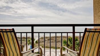 Standard Room, 1 King Bed, Accessible, Non Smoking (with Sofabed) | Hypo-allergenic bedding, in-room safe, desk, laptop workspace at Best Western Ocean Sands Beach Resort