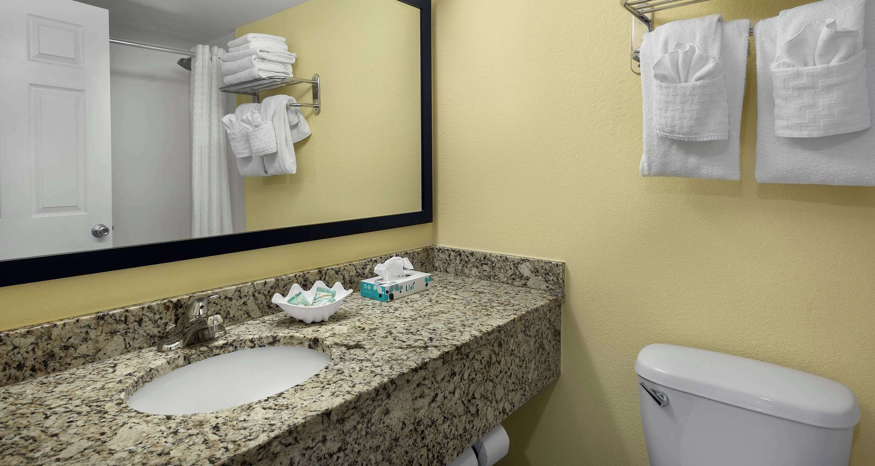 Ensemble baignoire-douche, articles de toilette (gratuits)