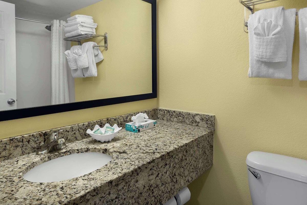 Ensemble baignoire-douche, articles de toilette (gratuits)