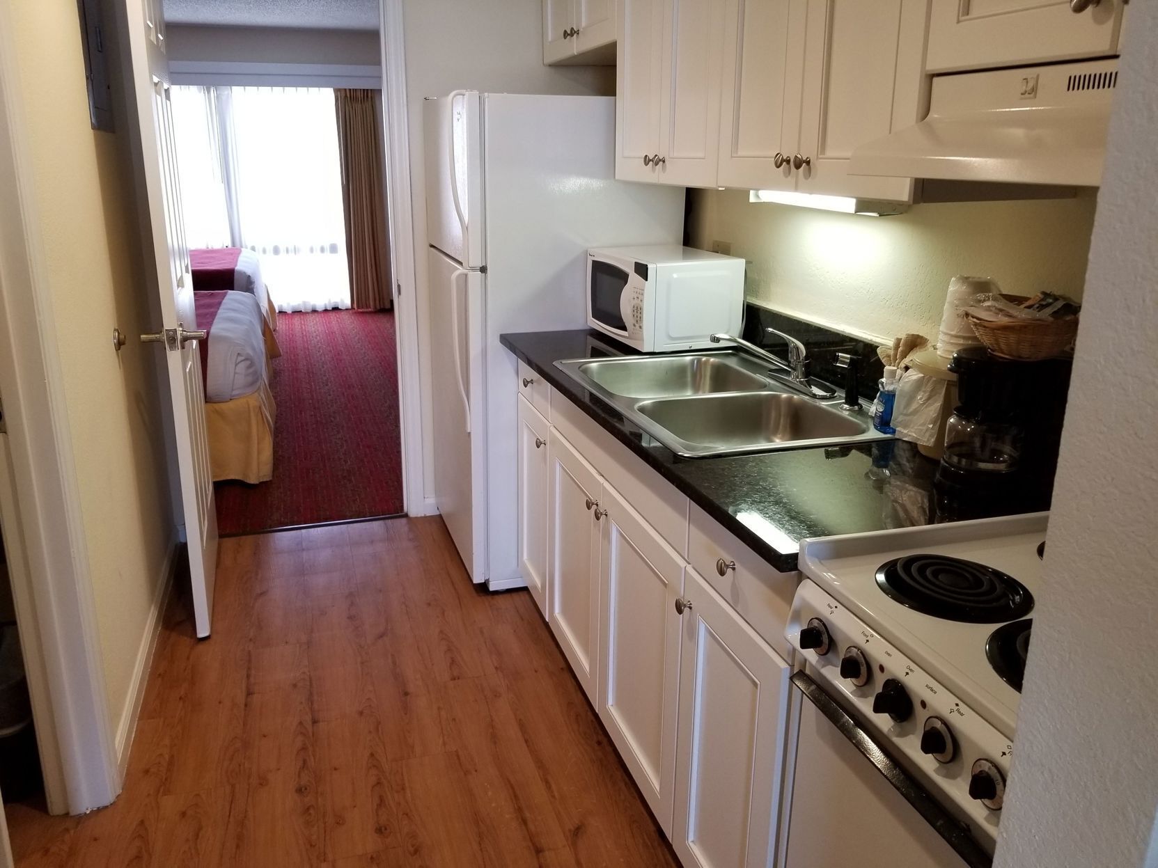 Private kitchen | Fridge, microwave, coffee/tea maker
