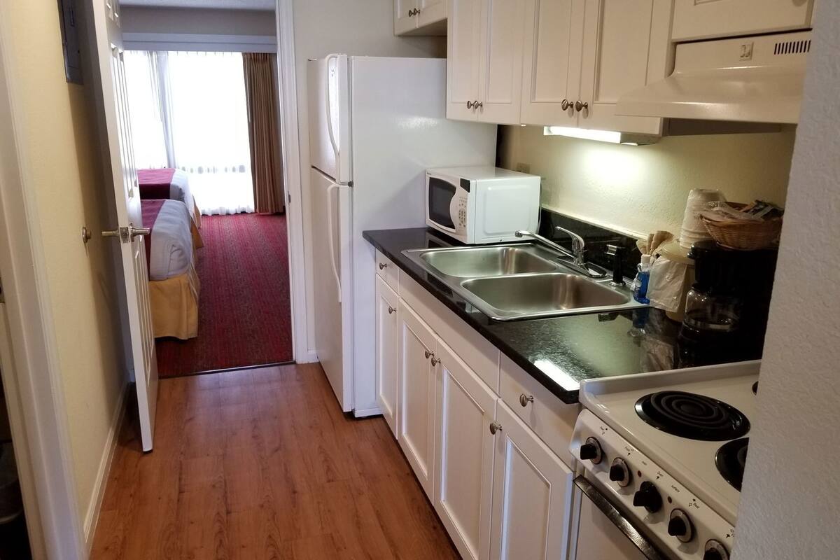Private kitchen | Fridge, microwave, coffee/tea maker