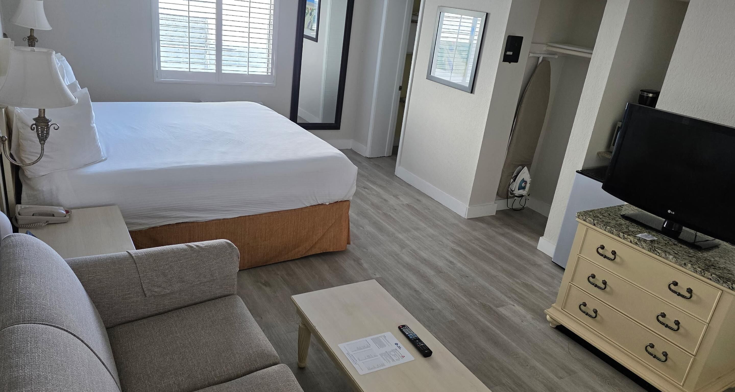 Peralatan tempat tidur hipoalergenik, peti besi dalam bilik, meja 