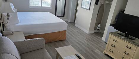 Peralatan tempat tidur hipoalergenik, peti besi dalam bilik, meja