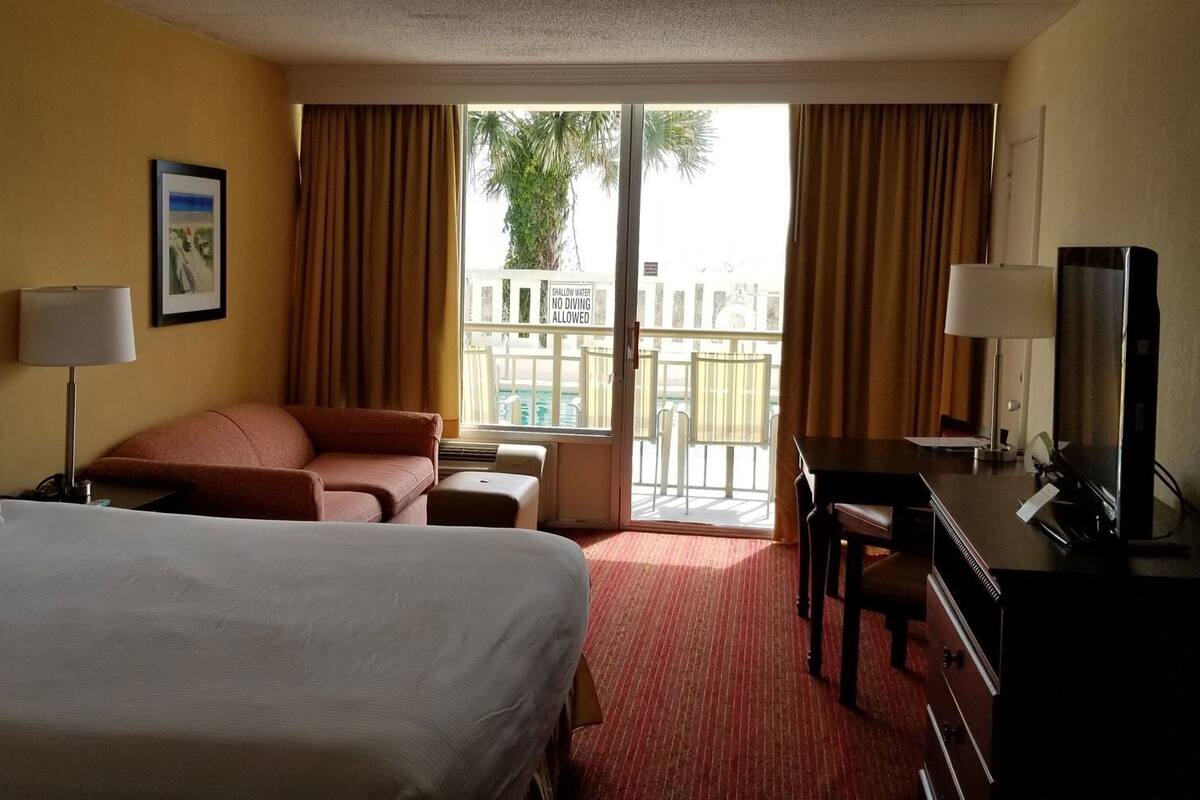 Hypo-allergenic bedding, in-room safe, desk, laptop workspace