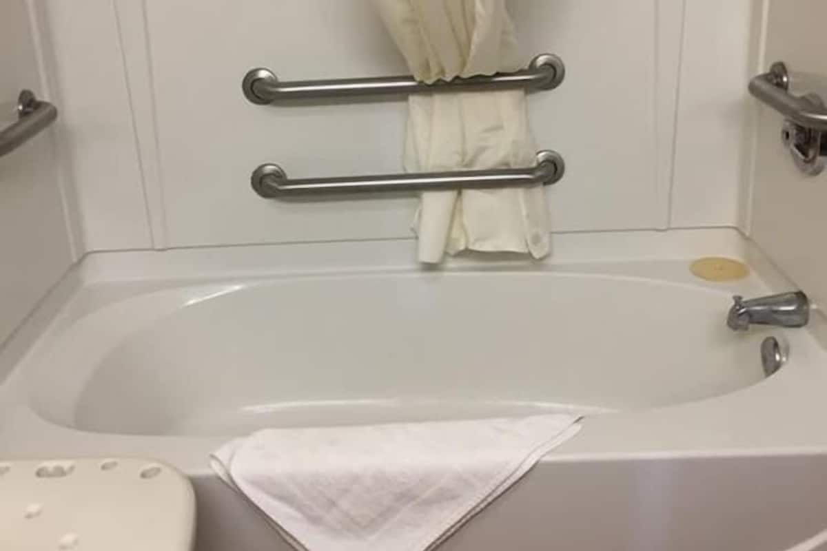 Baño | Tina con regadera, amenidades de baño gratuitas, secadora de cabello