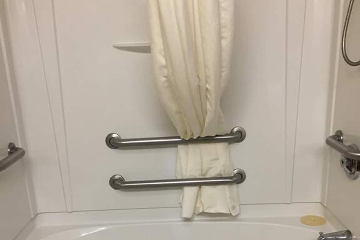 Ensemble baignoire-douche, articles de toilette (gratuits)