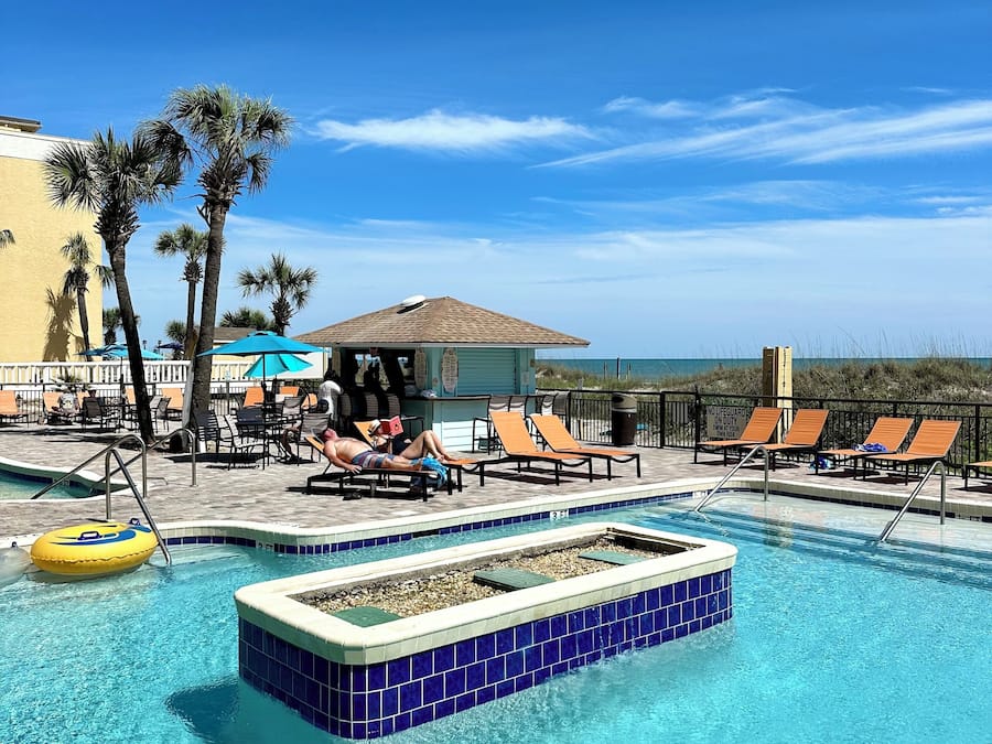 Innendørsbasseng,2 utendørsbassenger, bassengparasoller og solsenger