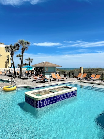 Una piscina techada, 2 piscinas al aire libre, sombrillas
