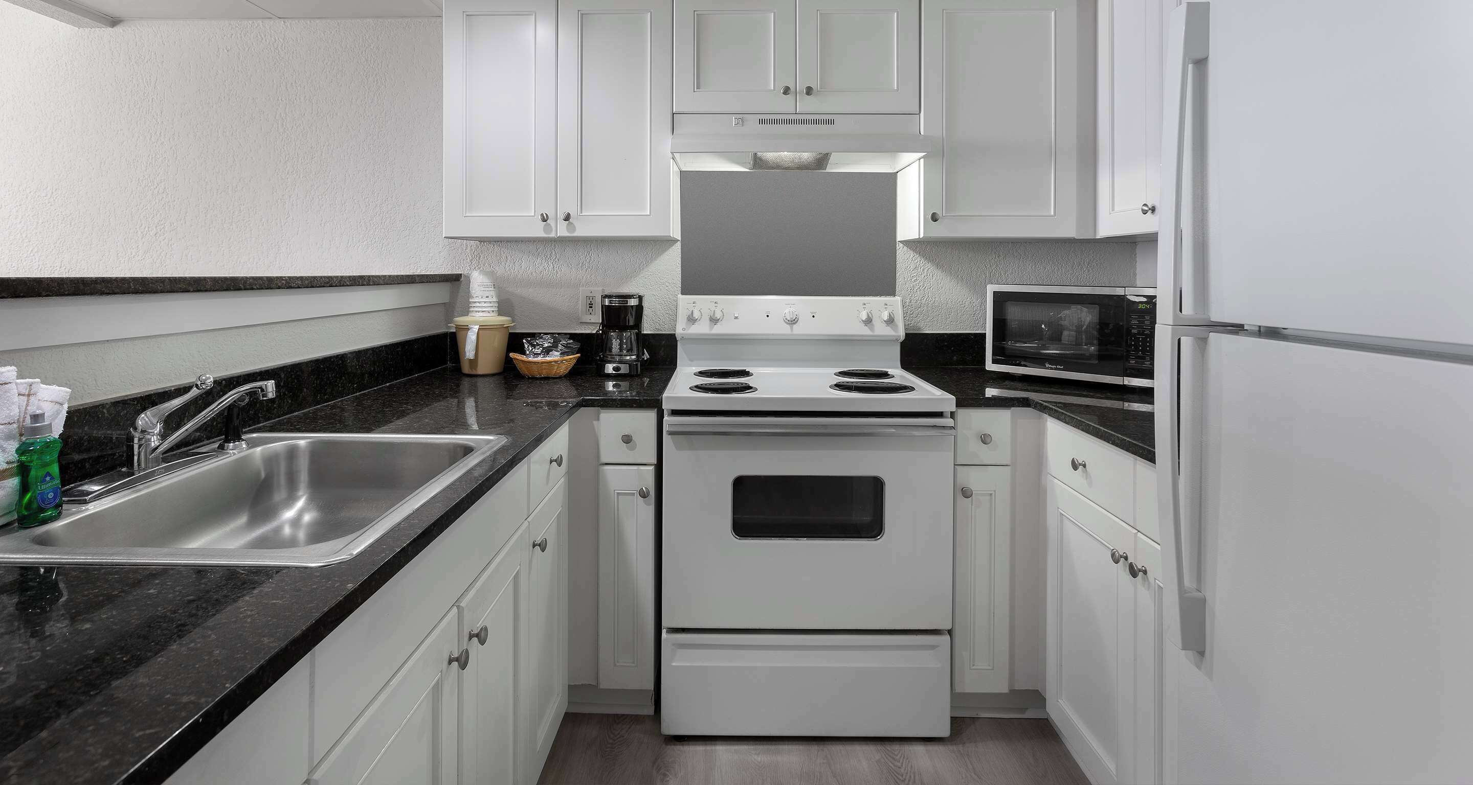 Suite, 2 queensize-senger, kjøkken, ved havkanten (with Sofabed) | Eget kjøkken | Kjøleskap, mikrobølgeovn og kaffetrakter/tekoker