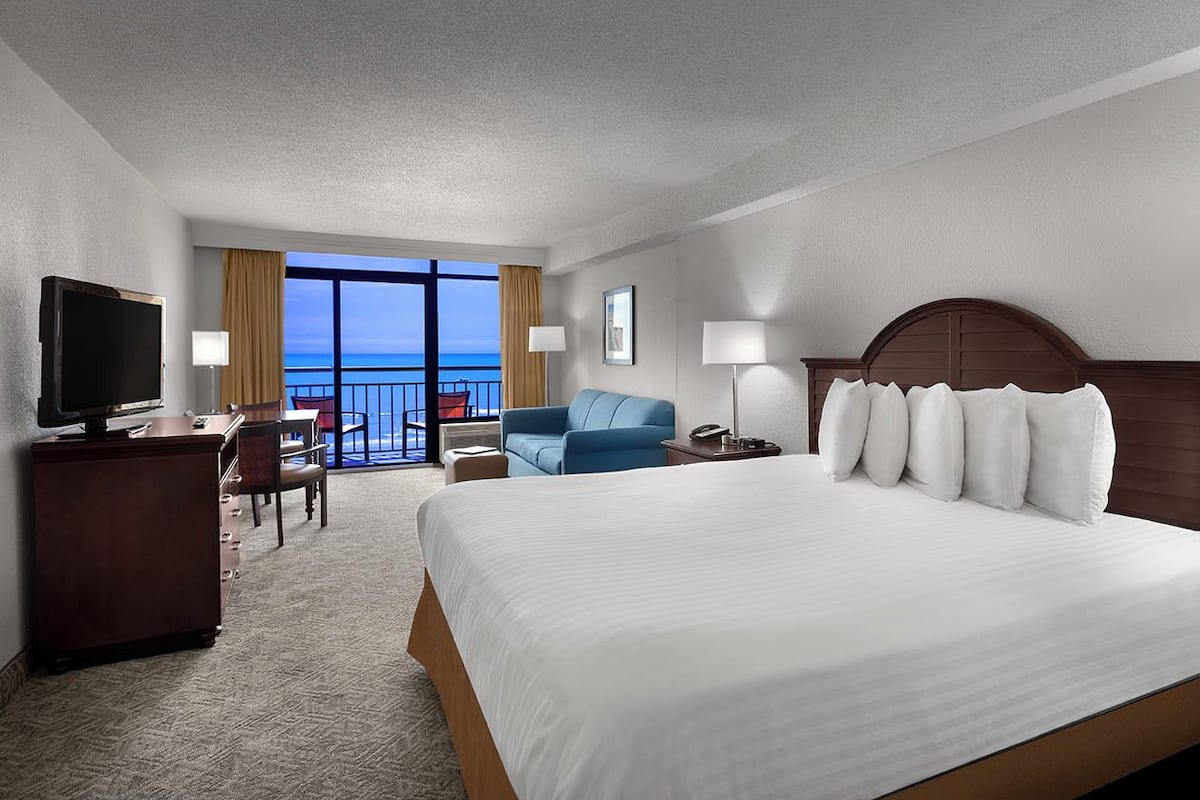 Standard Room, 1 King Bed, Non Smoking | Hypo-allergenic bedding, in-room safe, desk, laptop workspace