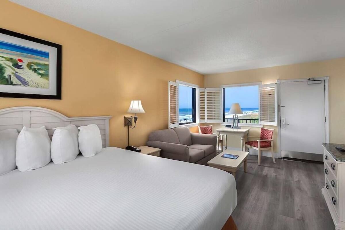 Hypo-allergenic bedding, in-room safe, desk, laptop workspace