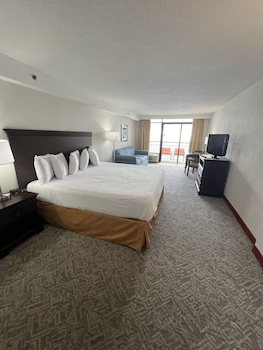 Standard Room, 1 King Bed, Balcony, Oceanfront (with Sofabed) | Hypo-allergenic bedding, in-room safe, desk, laptop workspace at Best Western Ocean Sands Beach Resort