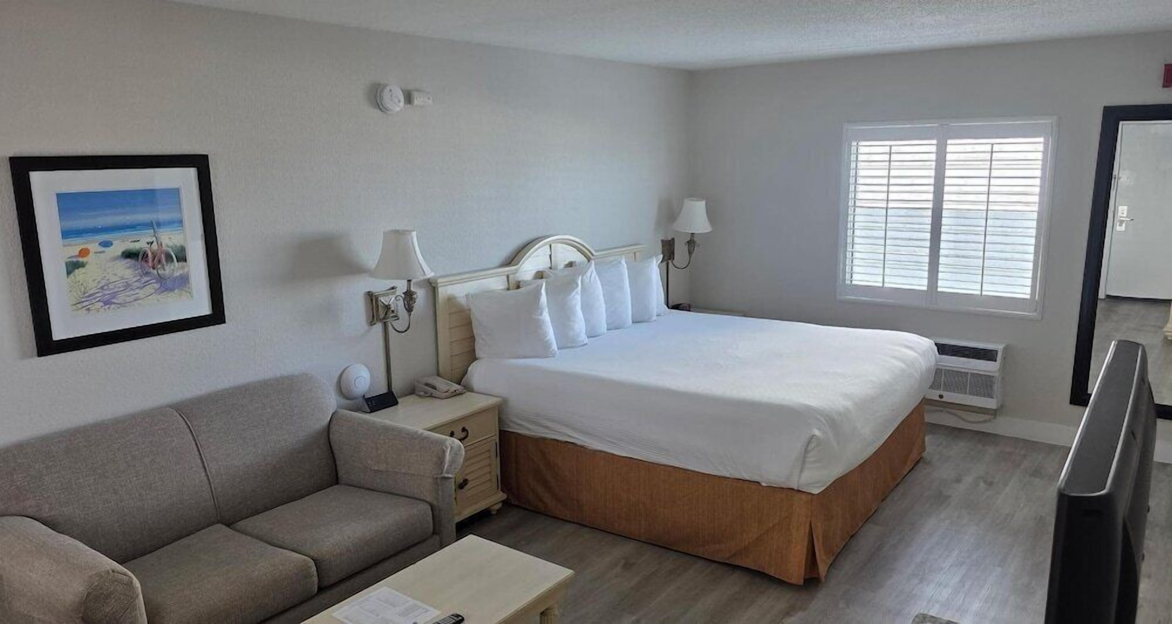 Hypo-allergenic bedding, in-room safe, desk, laptop workspace