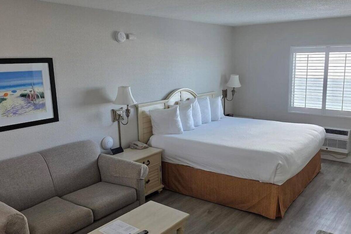 Hypo-allergenic bedding, in-room safe, desk, laptop workspace