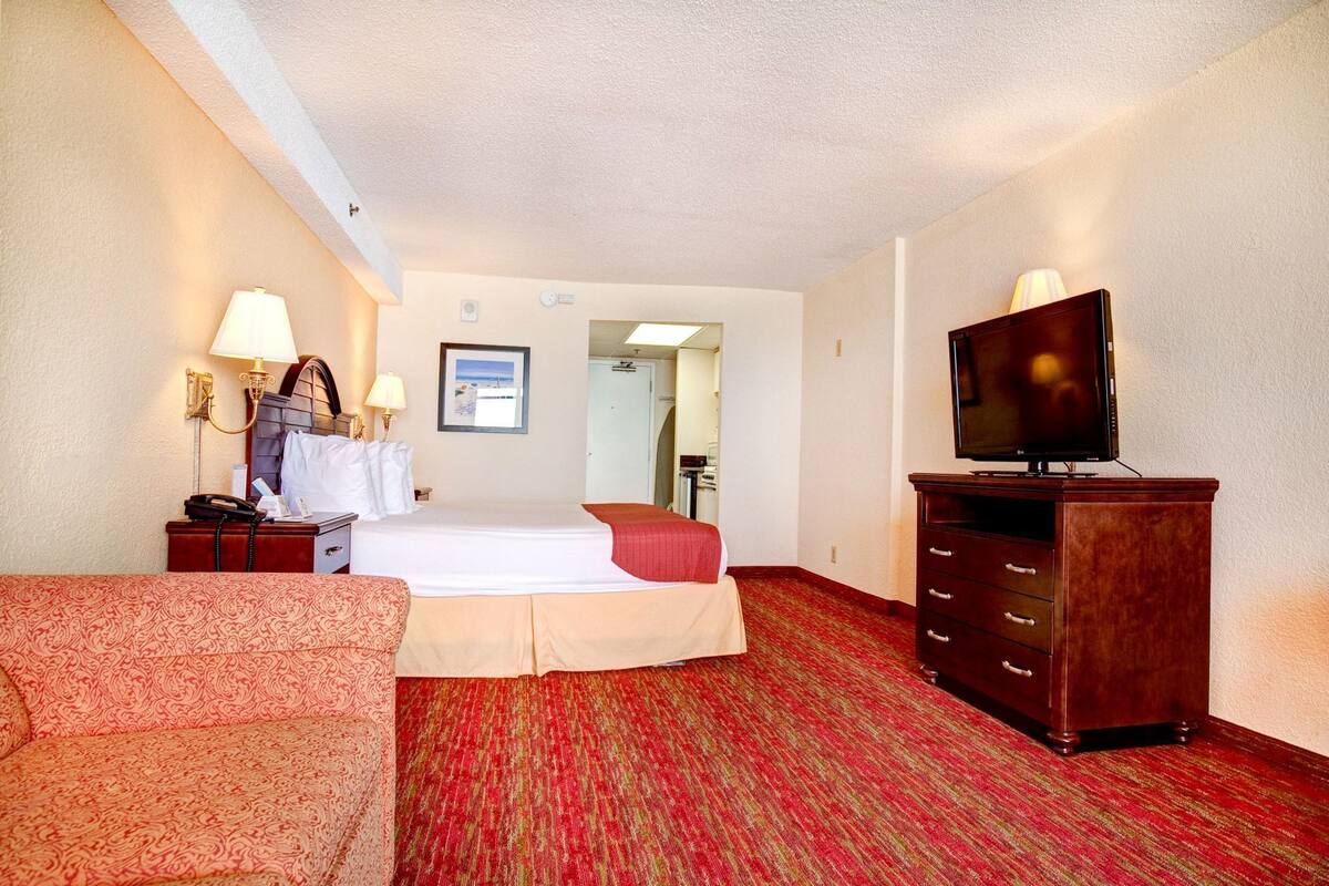 Hypo-allergenic bedding, in-room safe, desk, laptop workspace