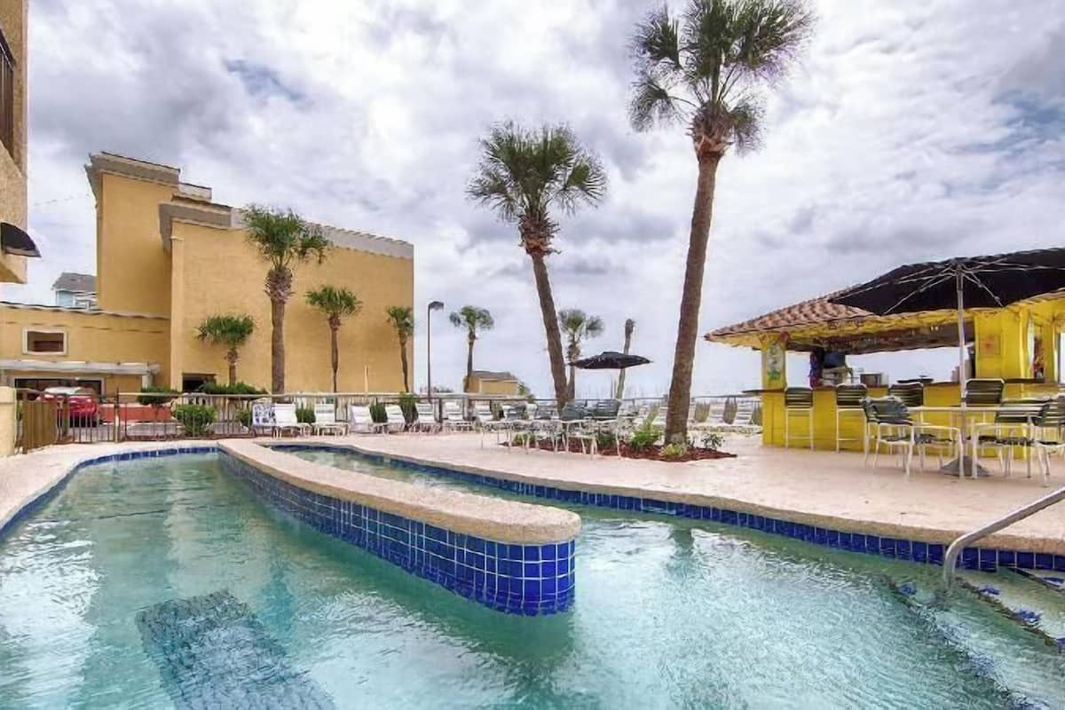 Alberca | Alberca techada, 2 albercas al aire libre y sombrillas en la alberca