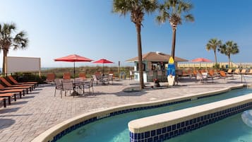 Una piscina techada, 2 piscinas al aire libre, sombrillas