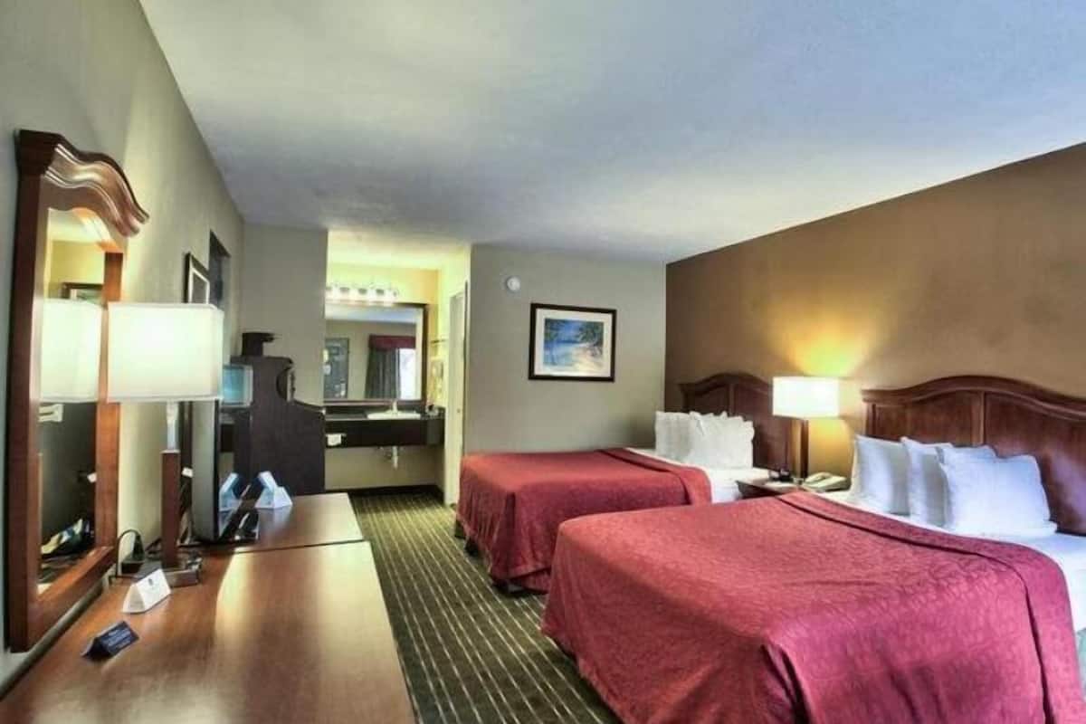 Desk, laptop workspace, iron/ironing board, free WiFi