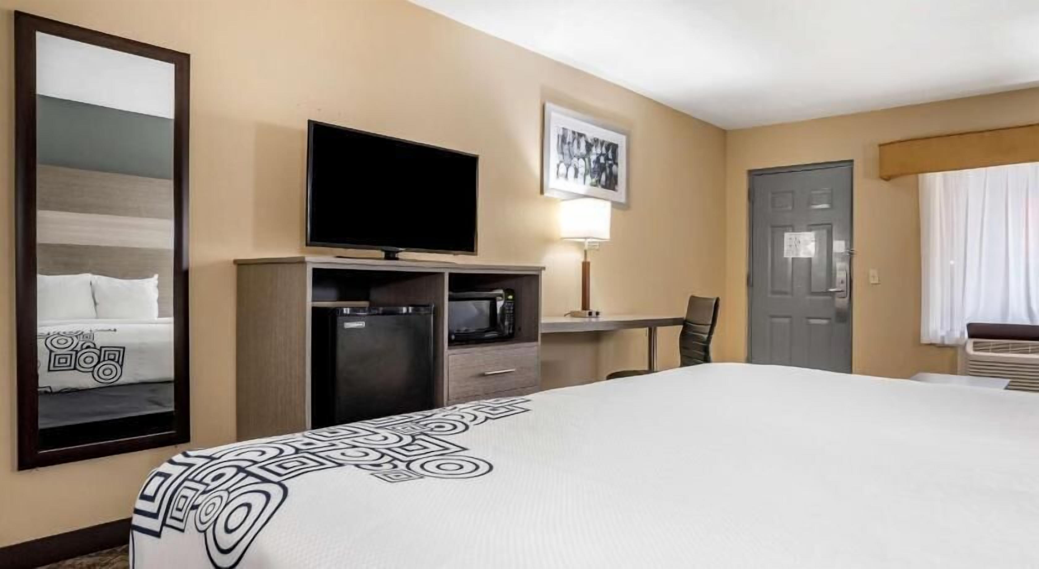 Desk, laptop workspace, iron/ironing board, free WiFi