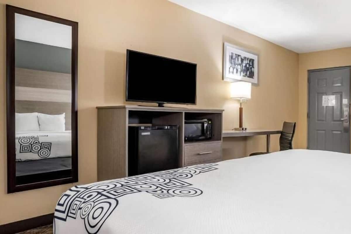 Desk, laptop workspace, iron/ironing board, free WiFi