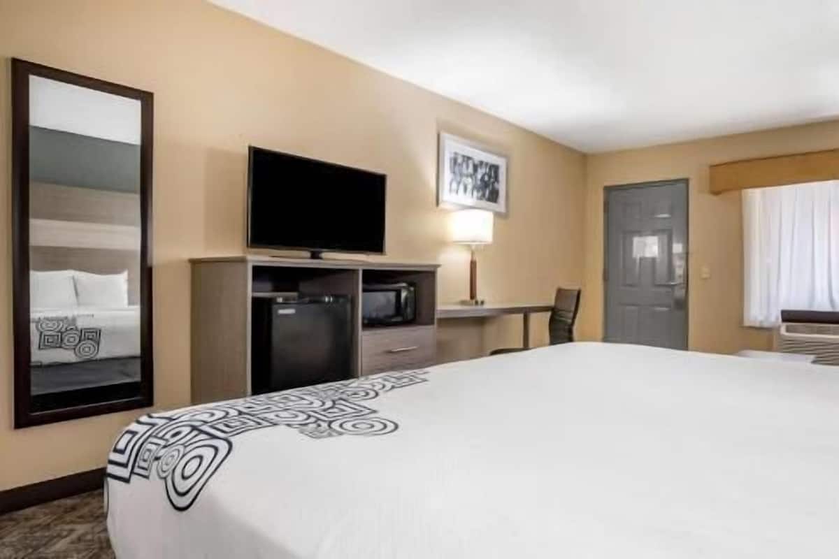 Desk, laptop workspace, iron/ironing board, free WiFi
