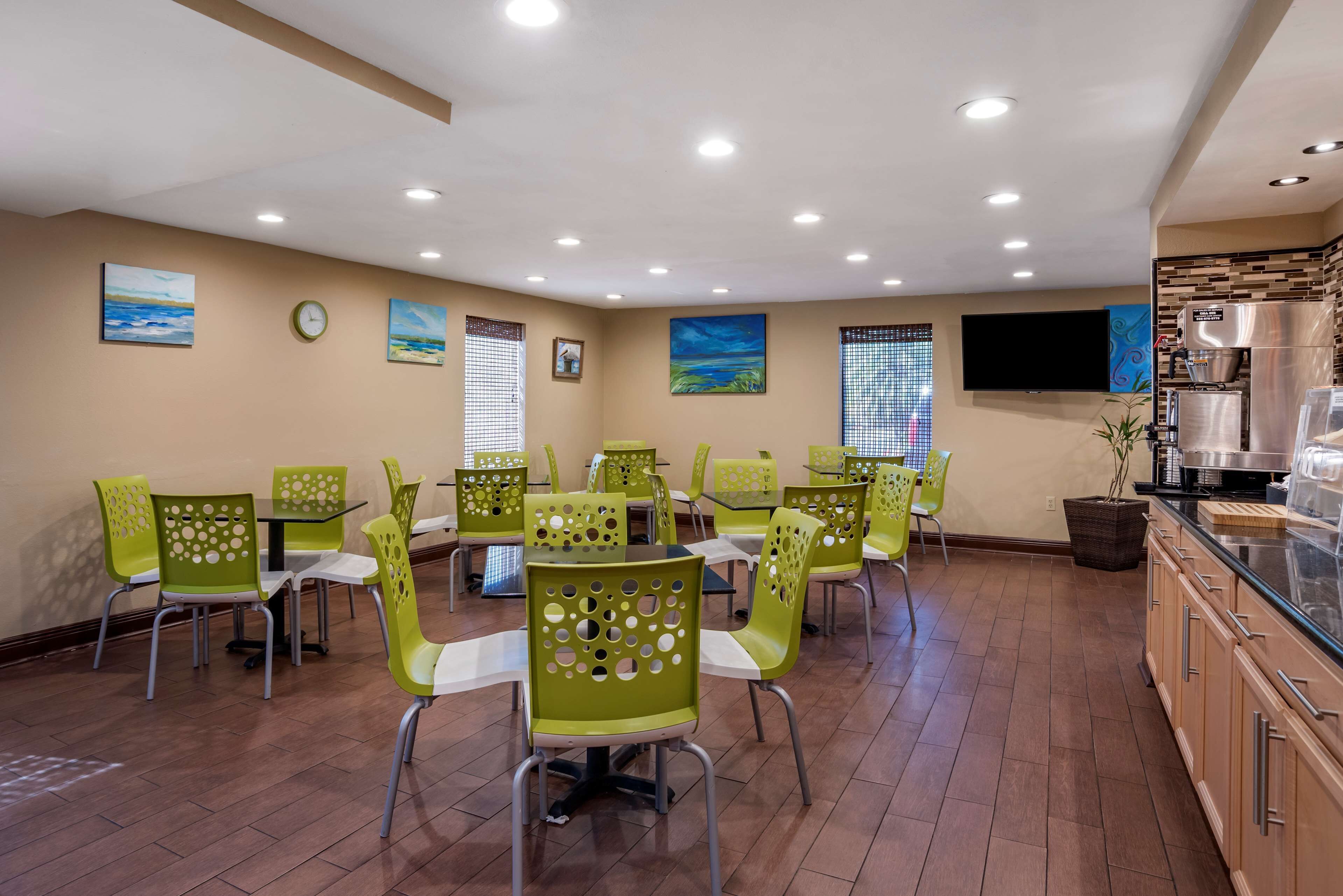 free daily full breakfast