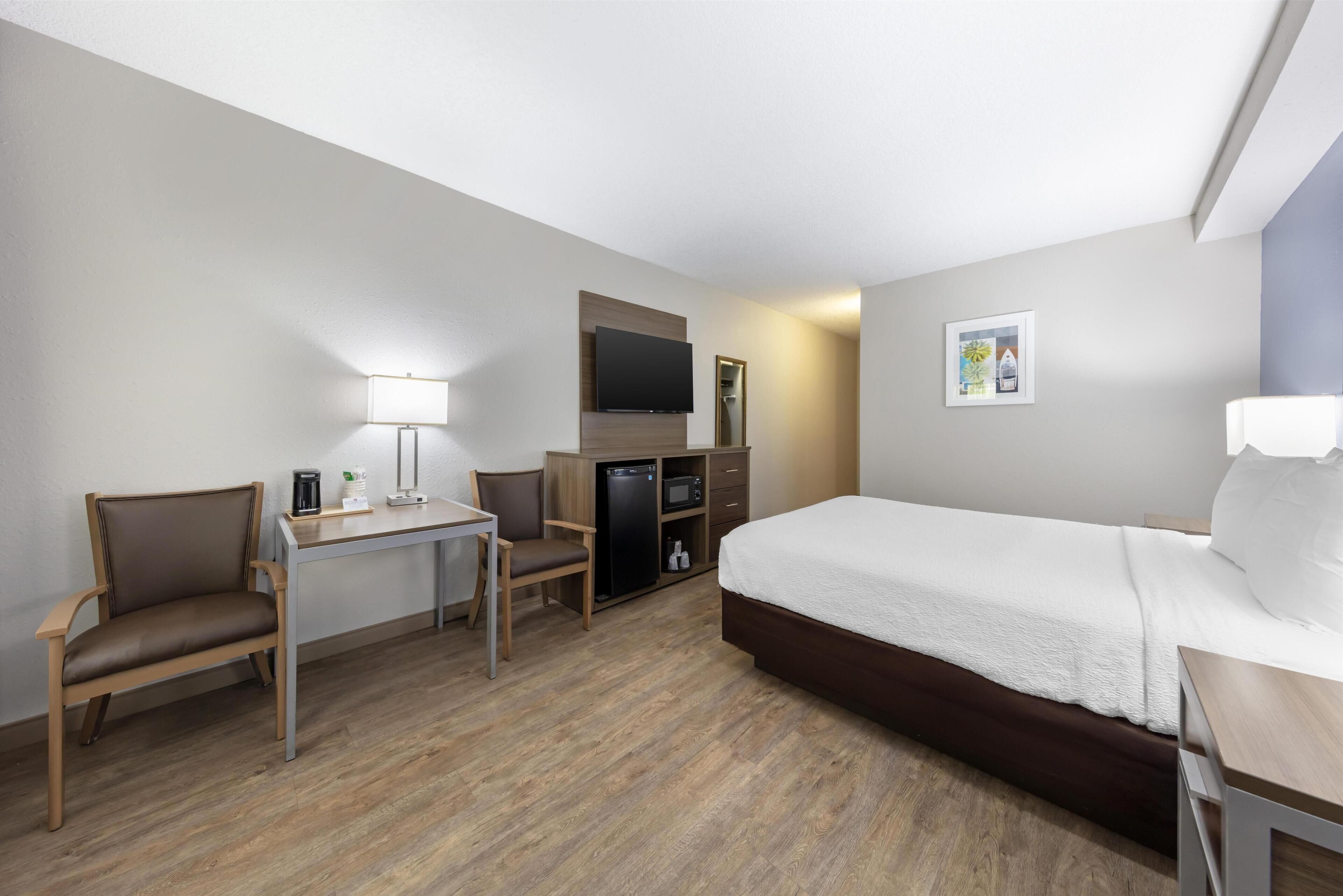 Standard Room, 1 Queen Bed, Accessible, Non Smoking | Desk, blackout drapes, iron/ironing board, WiFi