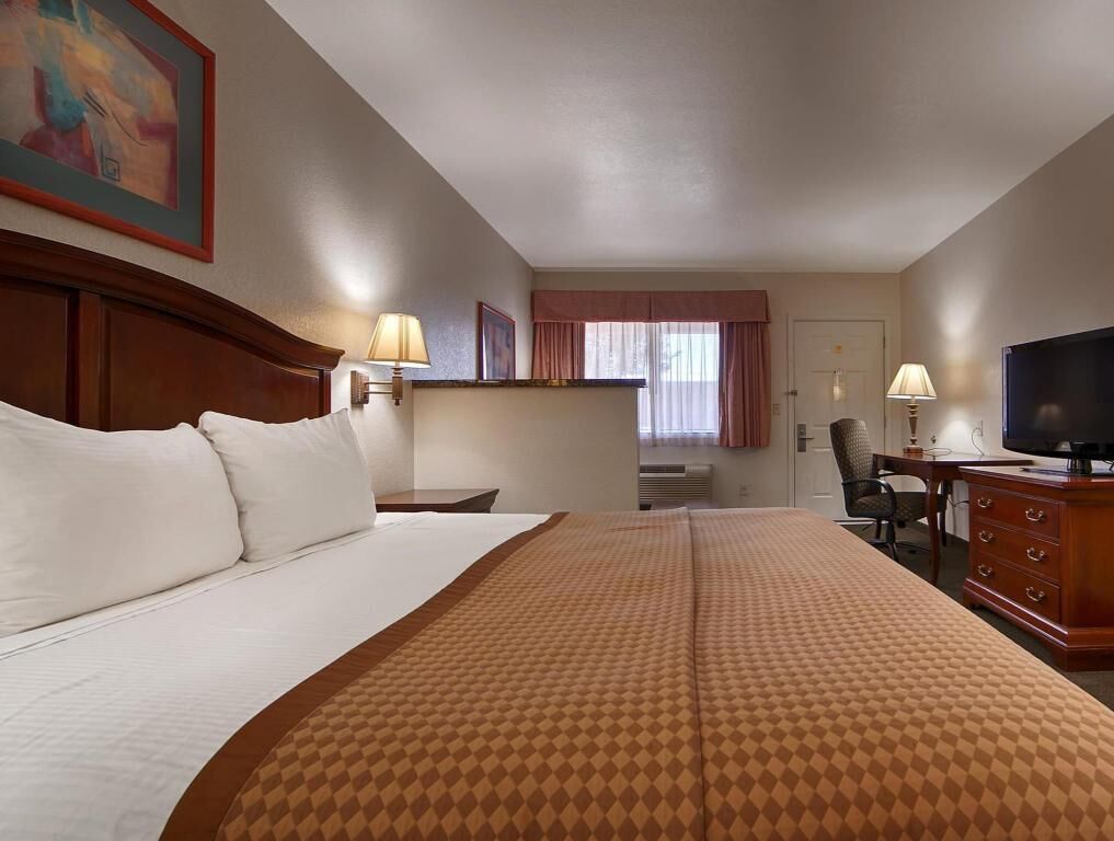 In-room safe, desk, laptop workspace, blackout drapes
